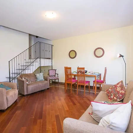 Sleeps 8 شقة