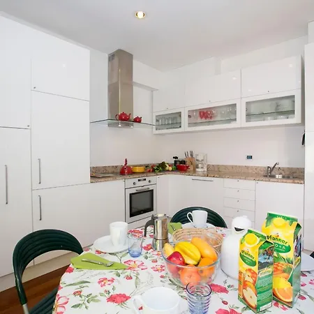 Sleeps 8 شقة *