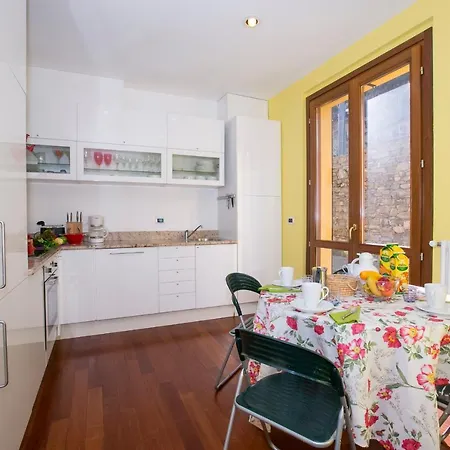 Sleeps 8 لاليو